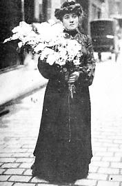 Jeanne Bouché, muse de l'Alimentation, portant la gerbe de fleurs qu'elle offrit au roi d'Espagne le 31 mai [?]